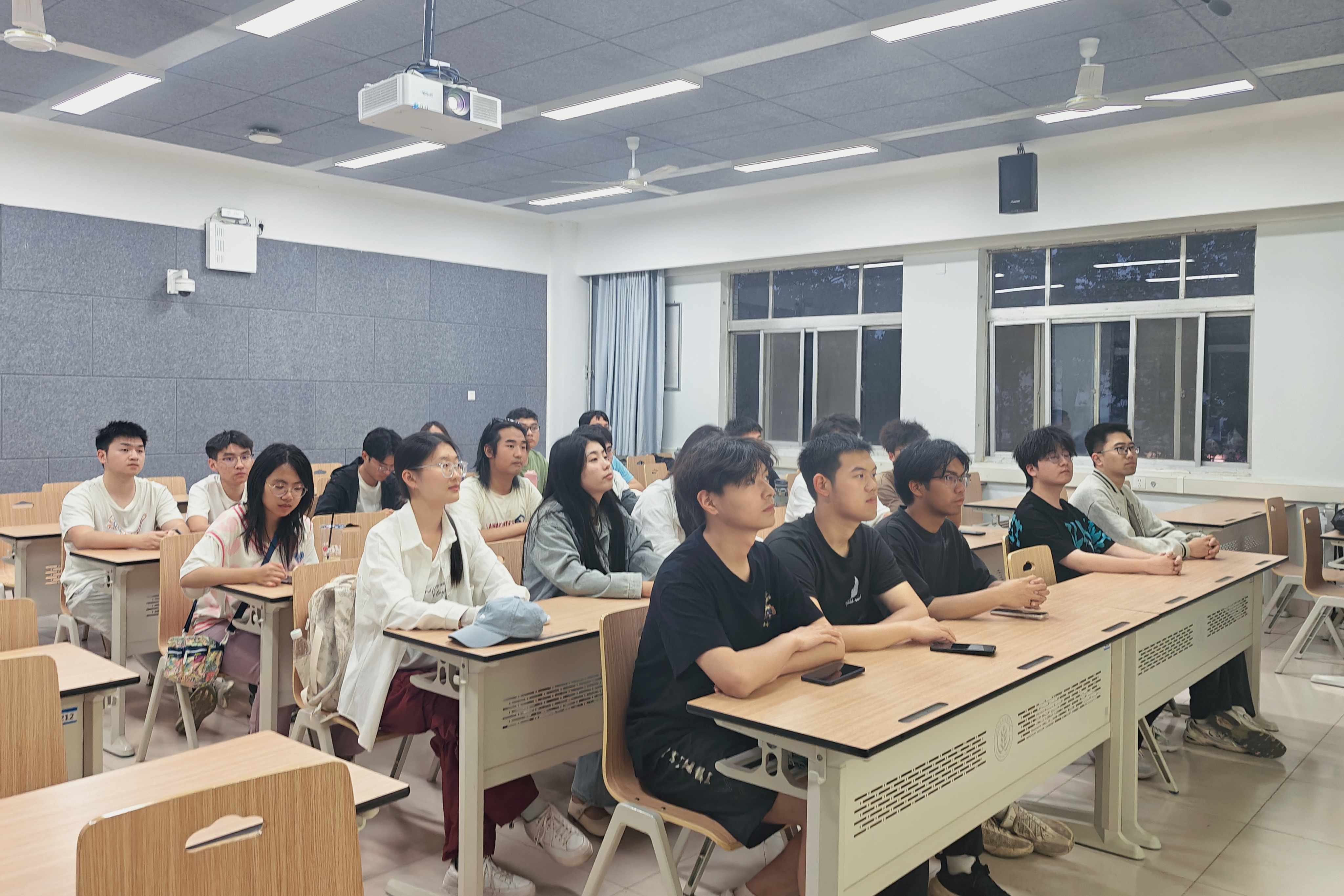 学员认真听讲.jpg