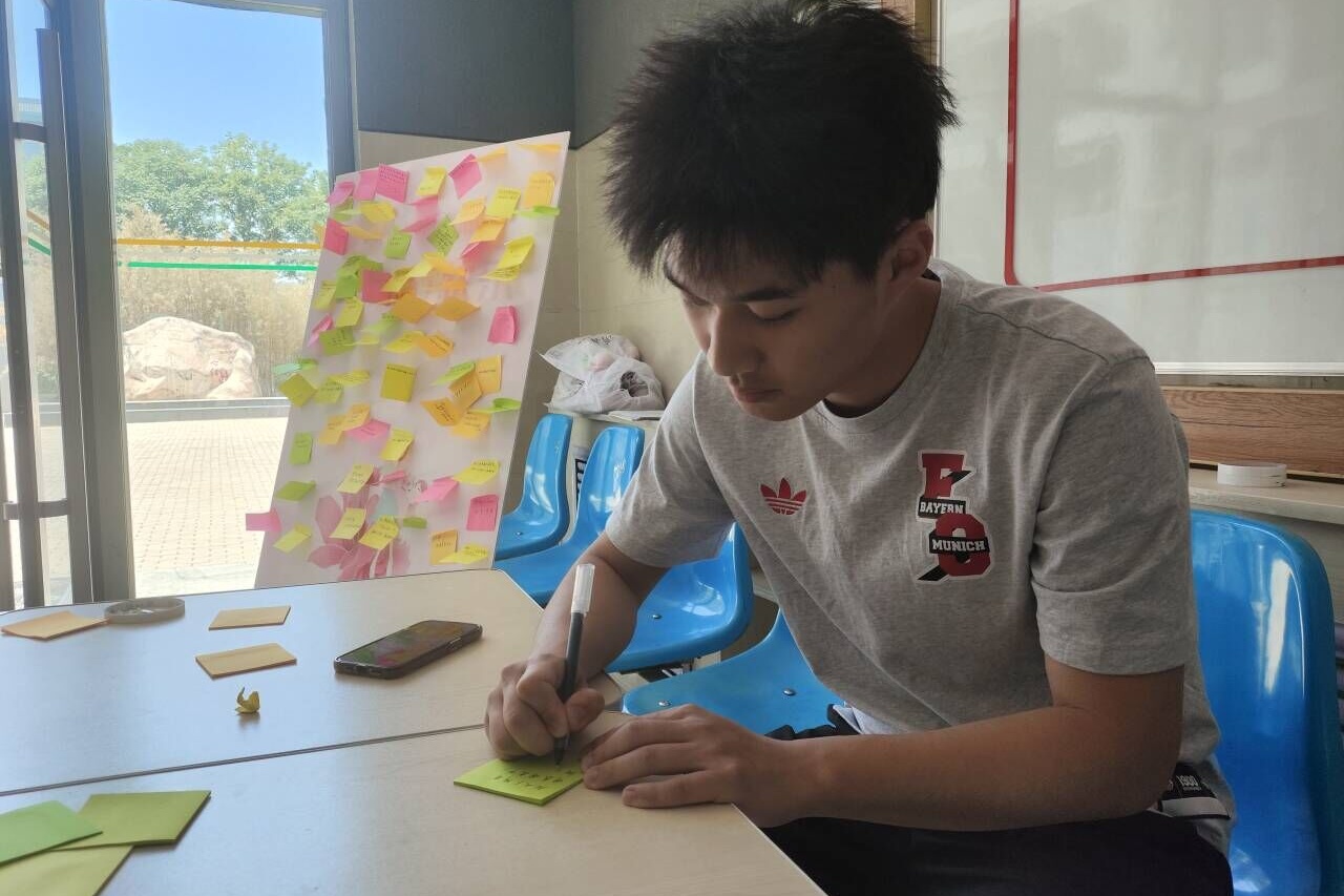 同学写下便签.jpg