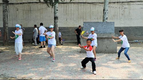 小徒弟带领志愿者习练太极拳