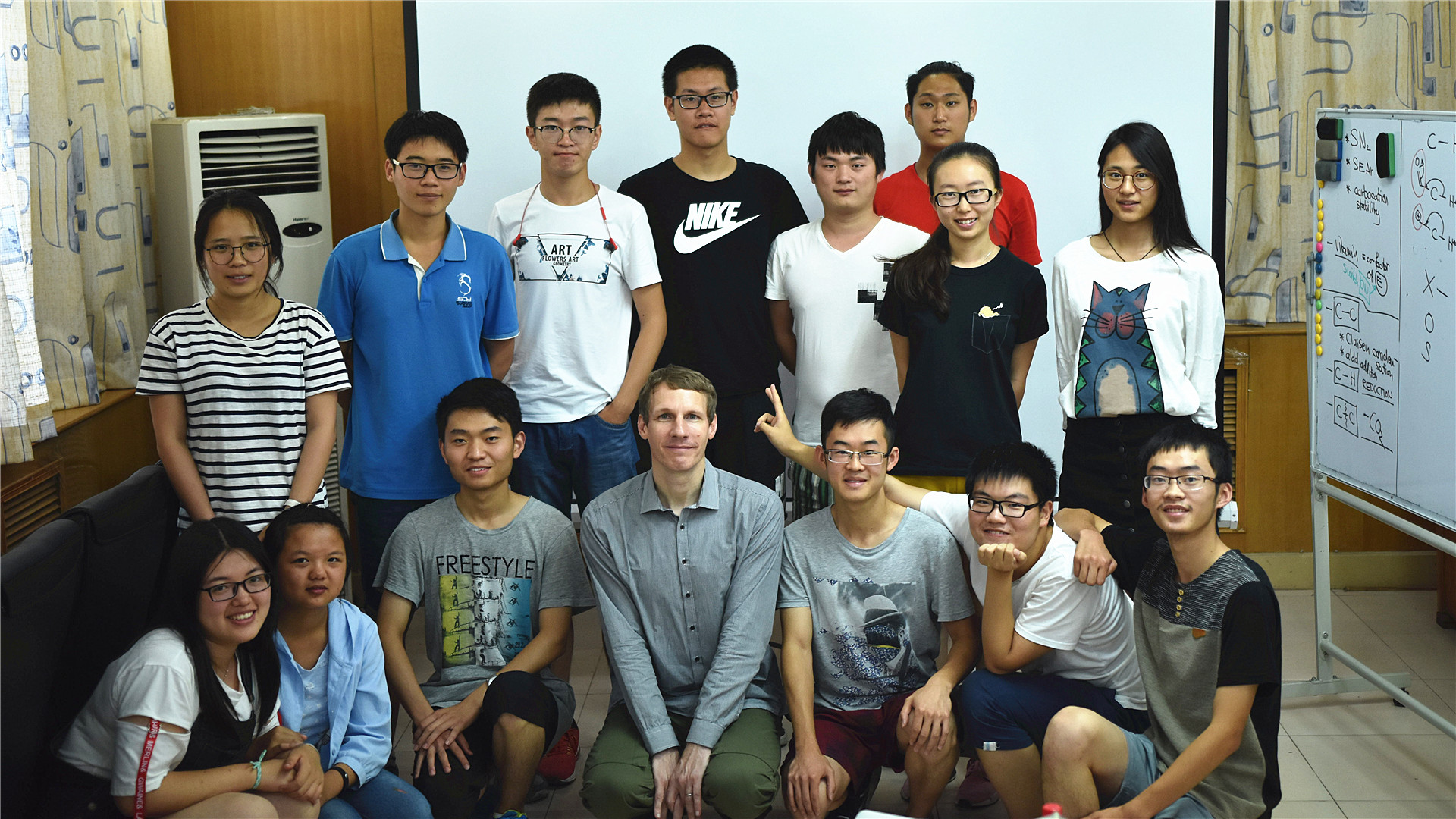 英国爱丁堡大学教师Uwe Schneider和部分学生合影