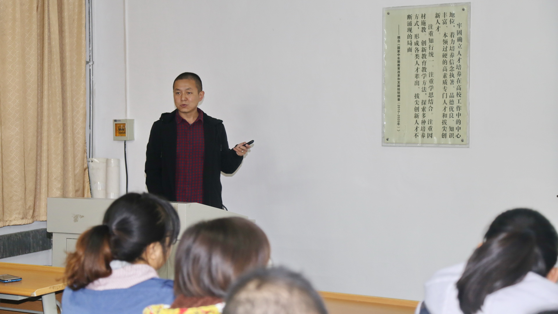 植保学院王敦教授为我院2016级学生带来题为“昆虫病原微生物与昆虫药物”的学术报告