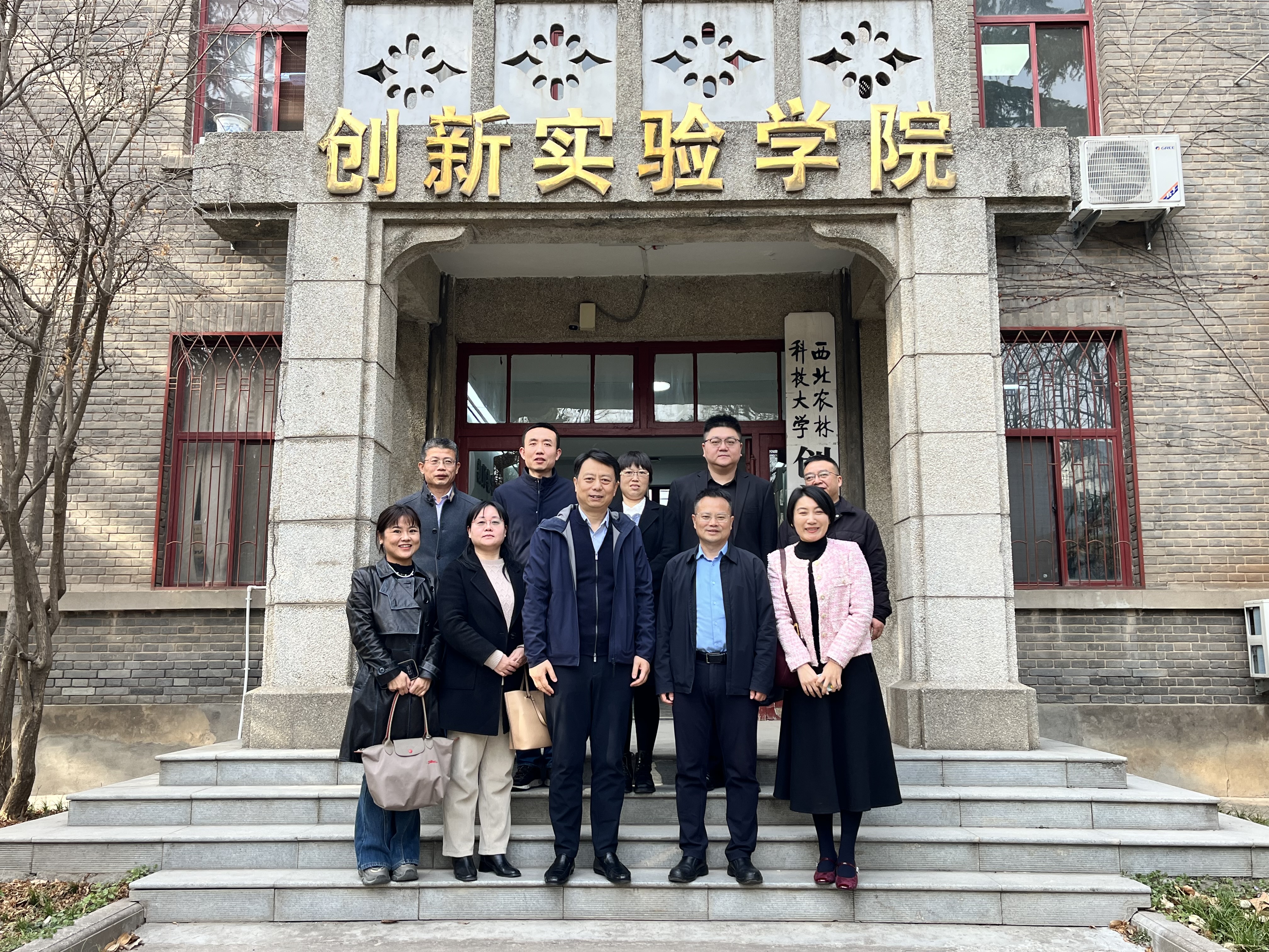 学院门前合影.JPG