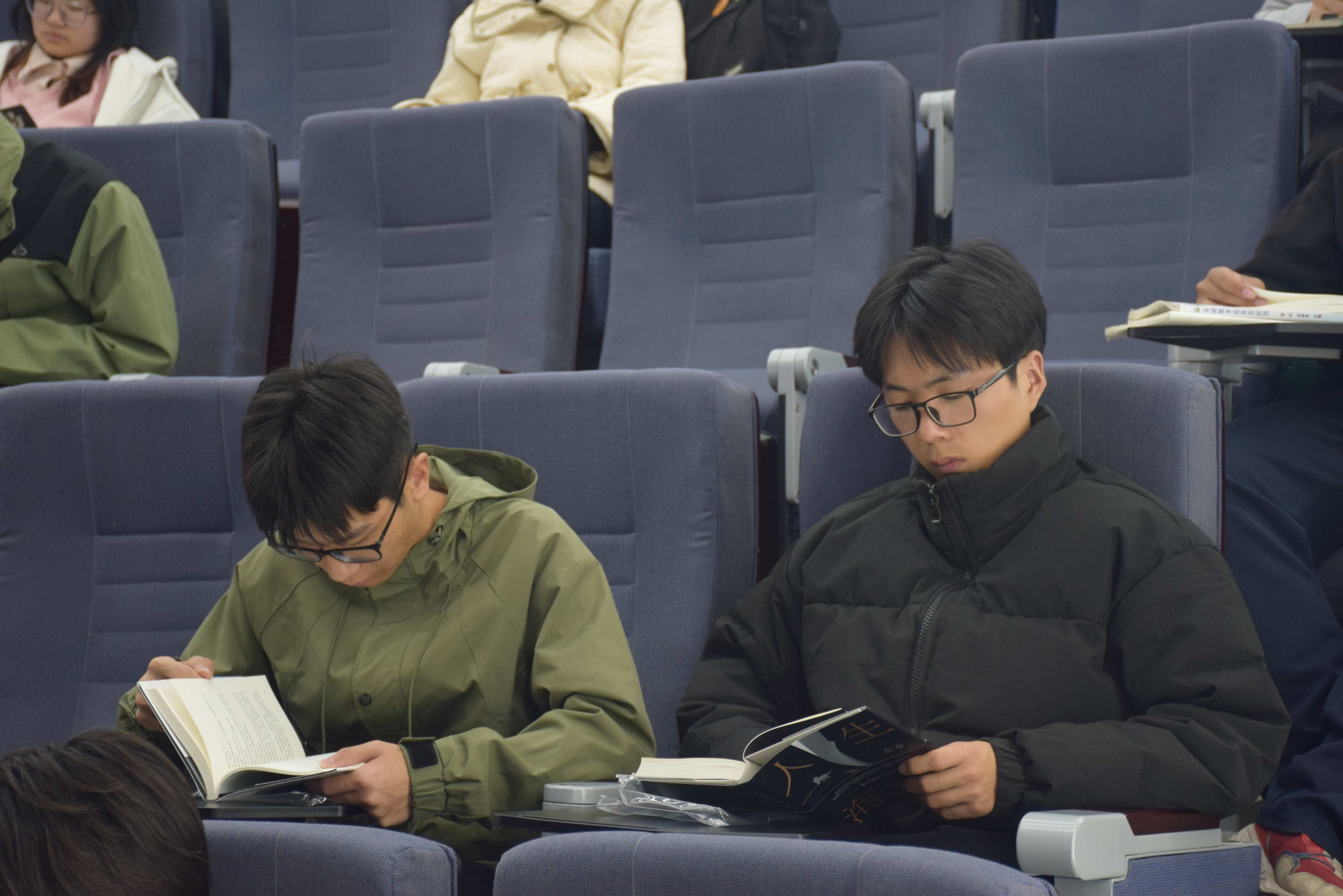 同学们认真阅读.JPG