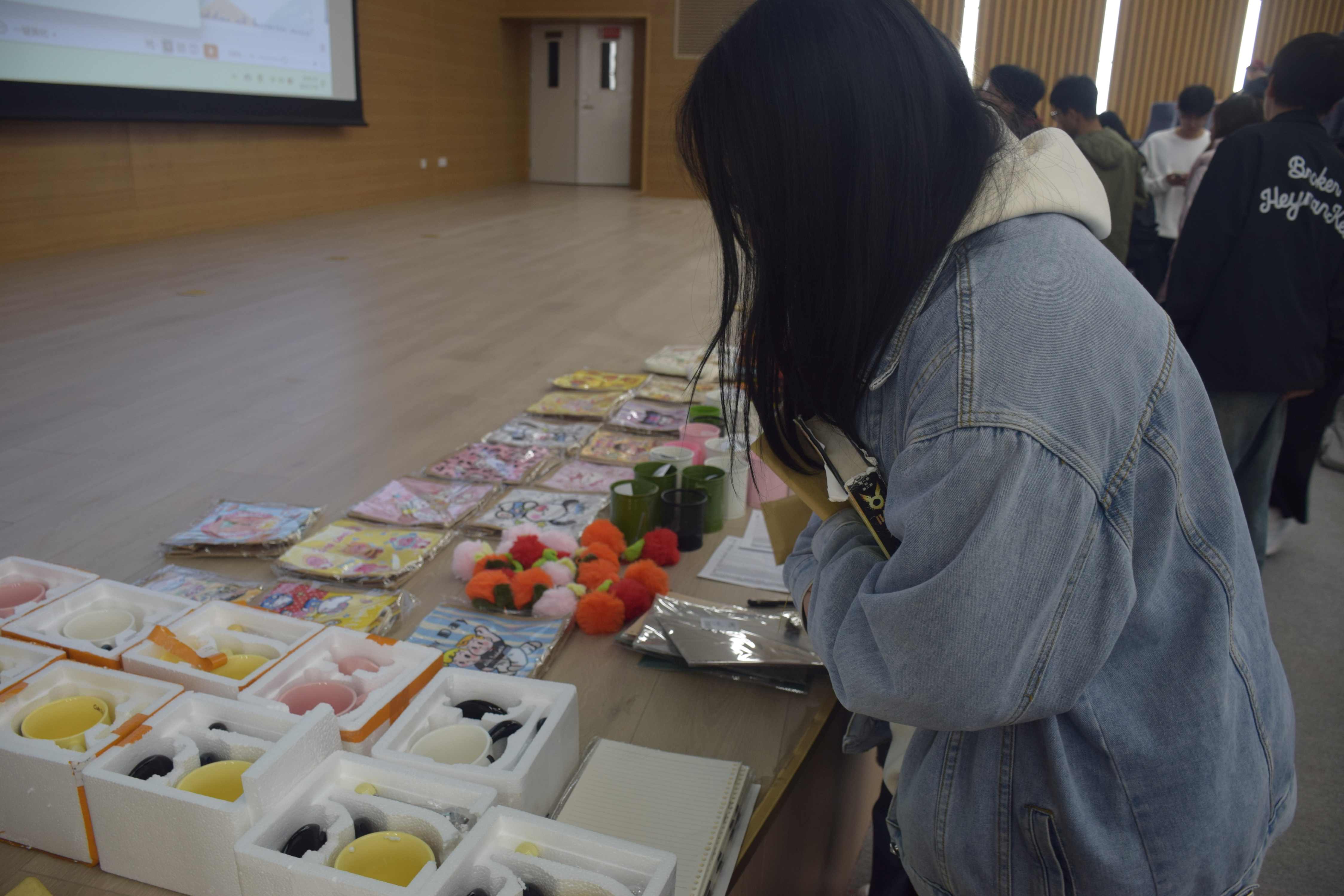 领取心仪的礼品.JPG