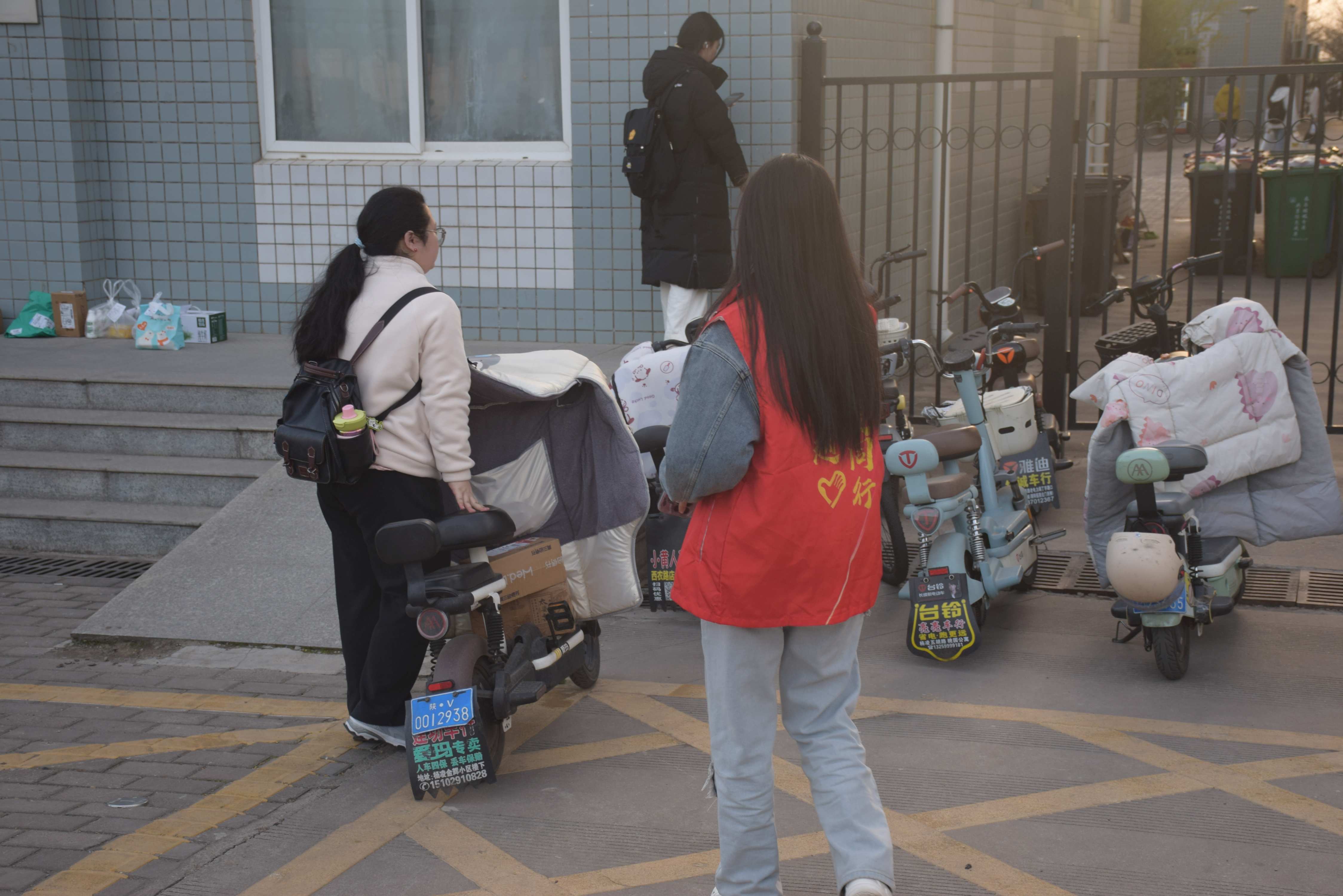 志愿者引导同学们正确停车.JPG