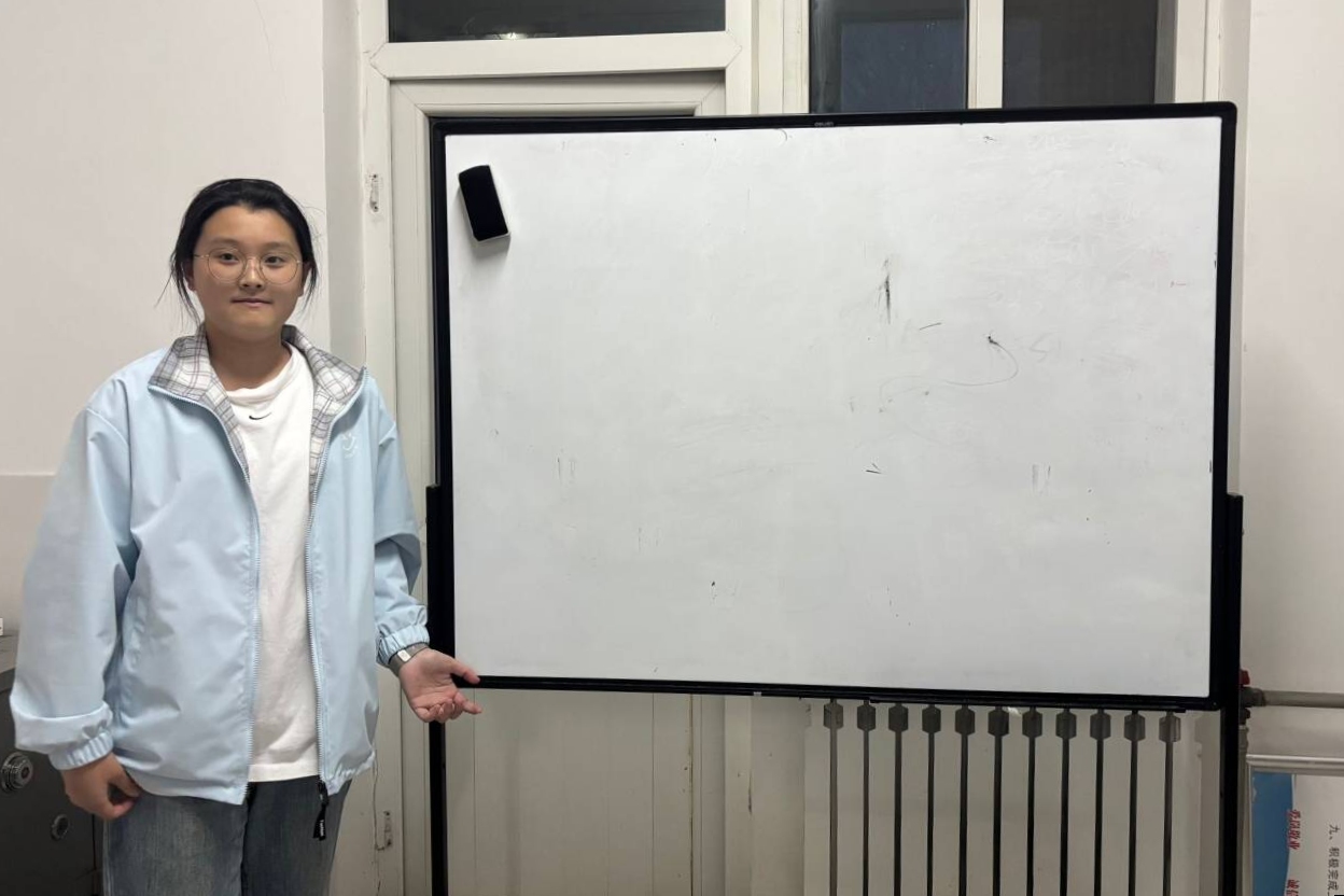 刘思源同学细心讲解.jpg