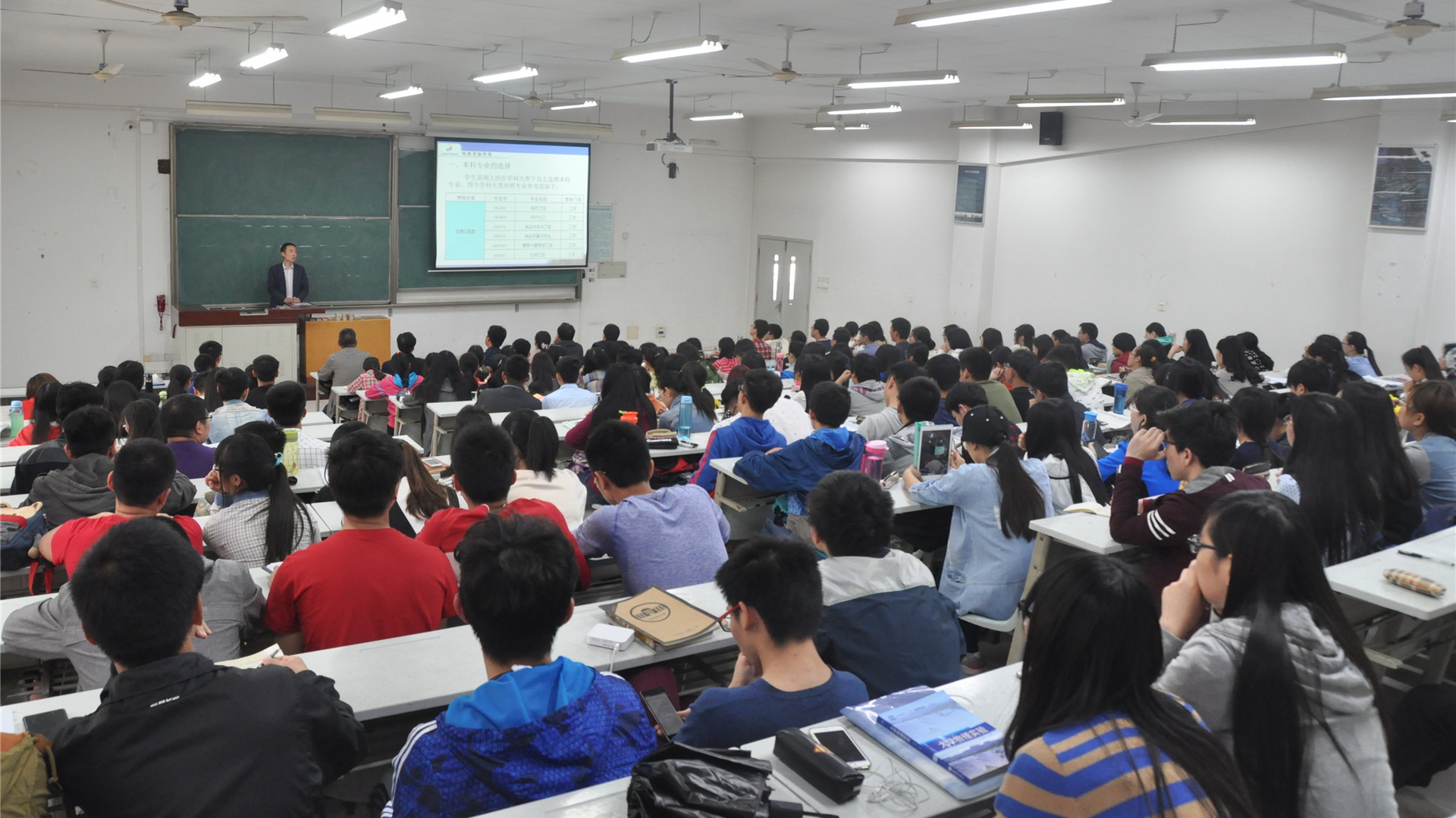 我院召开2014级学生自主选择本科专业及导师政策解读会