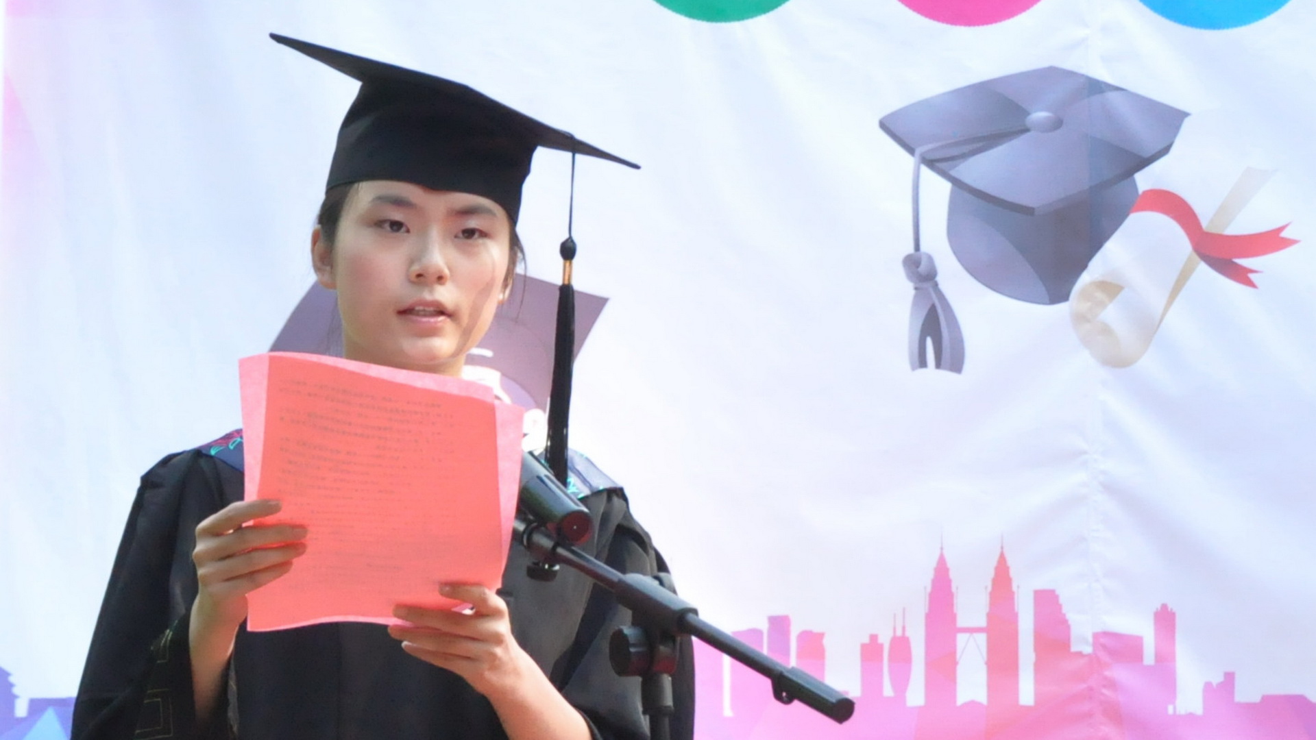 学生代表成欣然发言