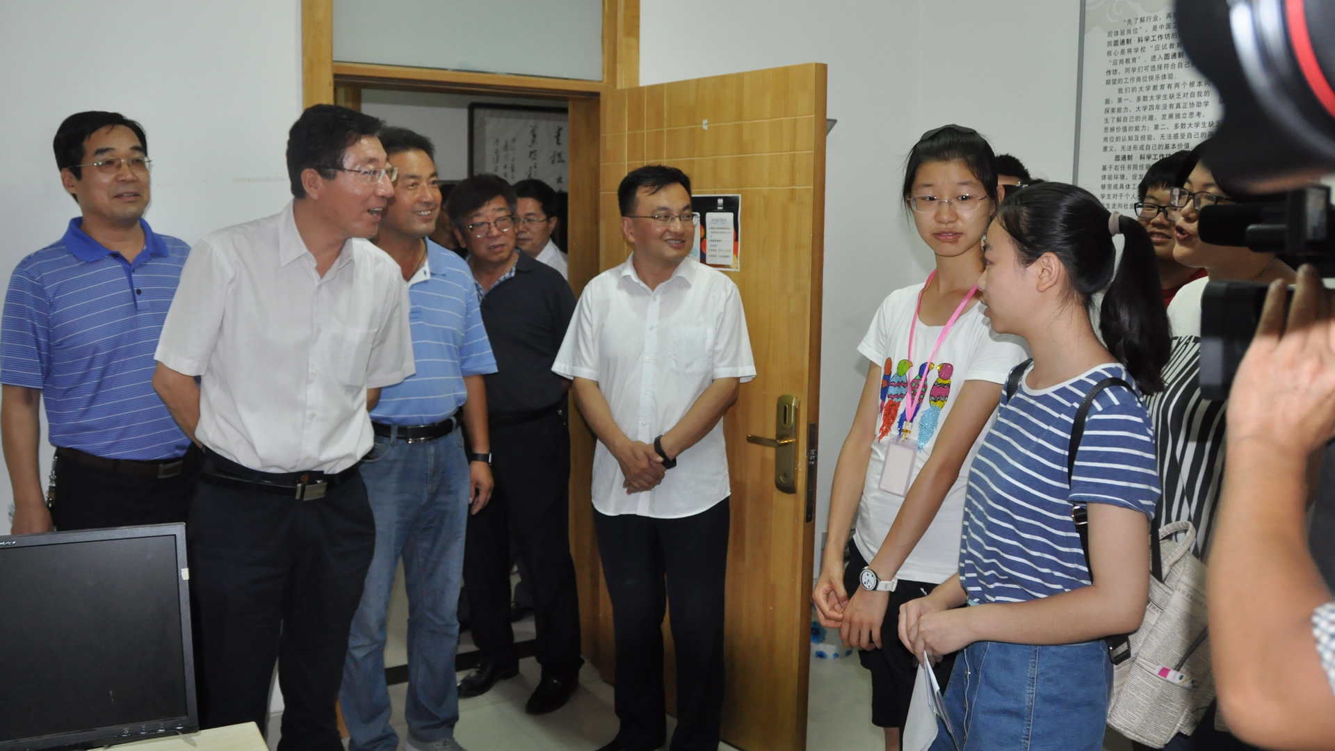 孙其信校长与同学们交谈