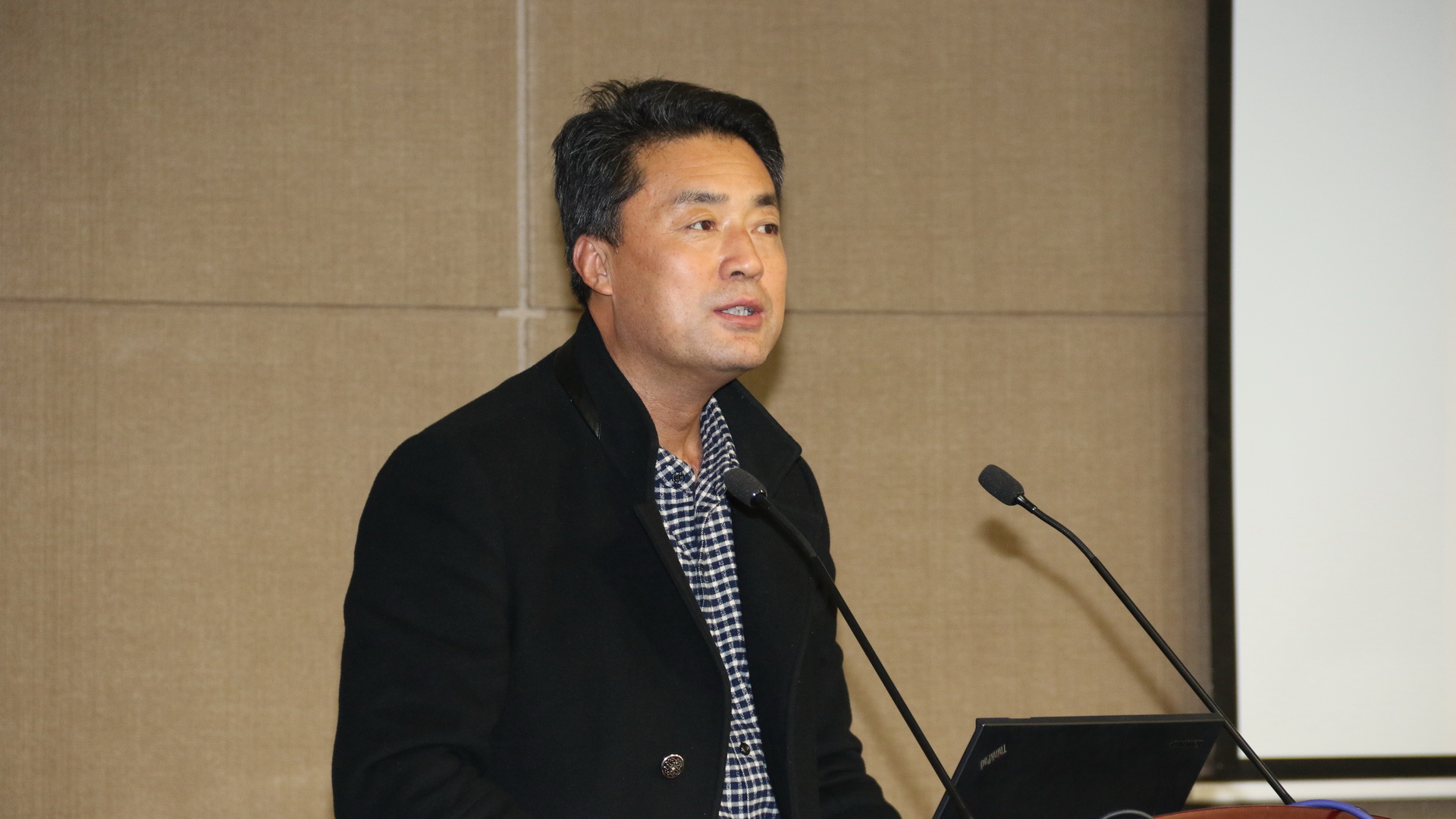 我院院长欧文军主持会议