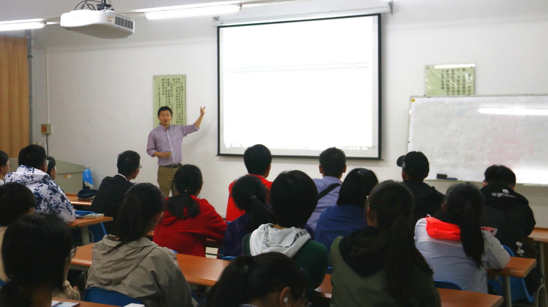 项军老师与我院学子共话英语学习