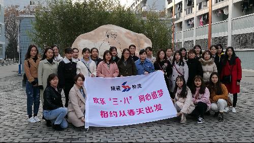 参观人员在右任石前的合影