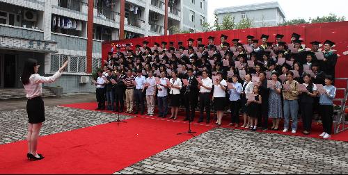 学院全体师生齐唱《歌唱祖国》
