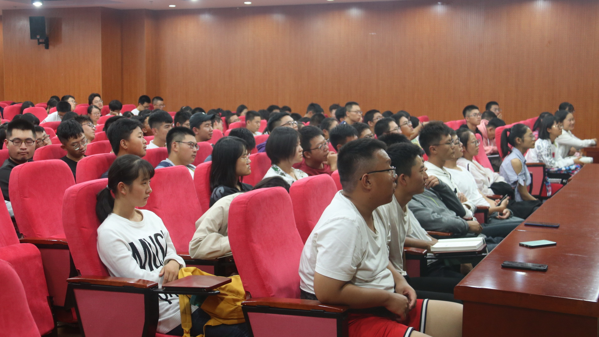 19级同学认真听讲