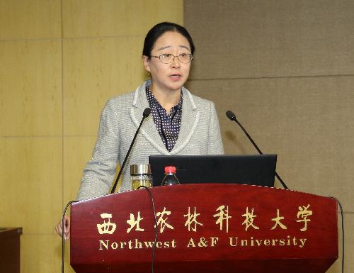 李海华同志主持论坛